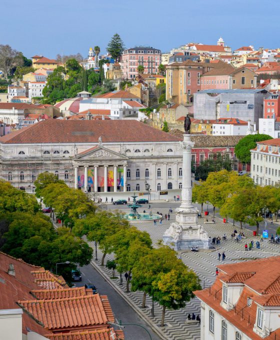 Uitzicht op de Douro-rivier met traditionele boten en de Dom Luís I-brug in Porto.