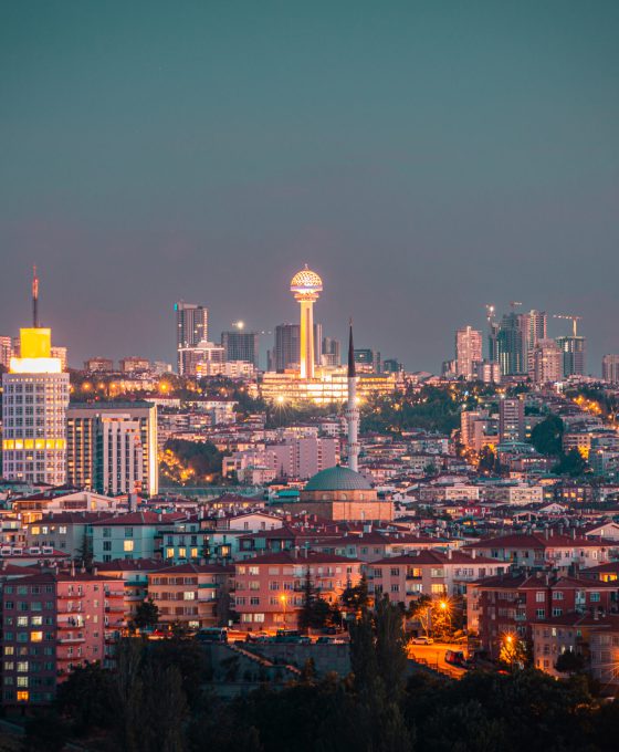 Stadsbeeld van Ankara, Turkije, tijdens de schemering met verlichte gebouwen en het Atakule-toren.