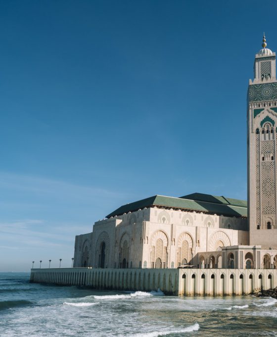 De Hassan II-moskee in Casablanca, Marokko, direct aan de kust gebouwd.