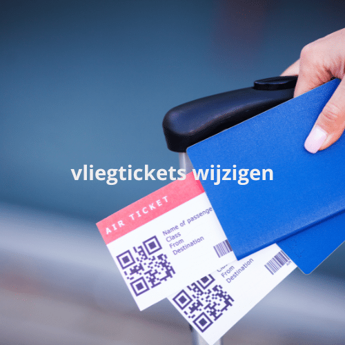 Hand houdt paspoort en vliegtickets vast, klaar om een vlucht te wijzigen