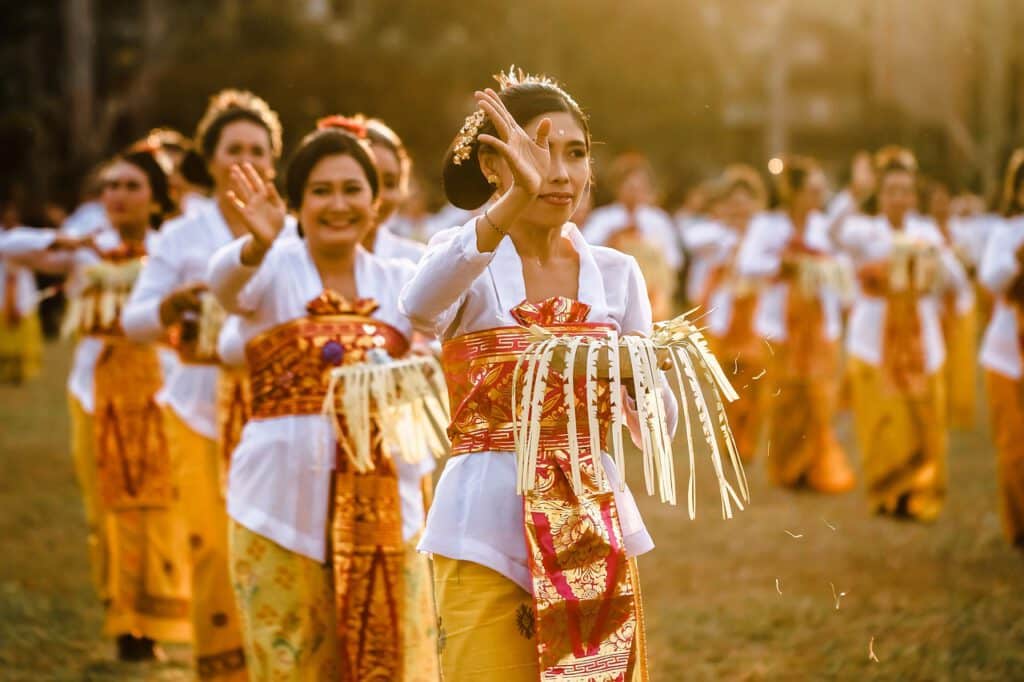 Balinese vrouwen in traditionele kleding tijdens een dansceremonie in Azië