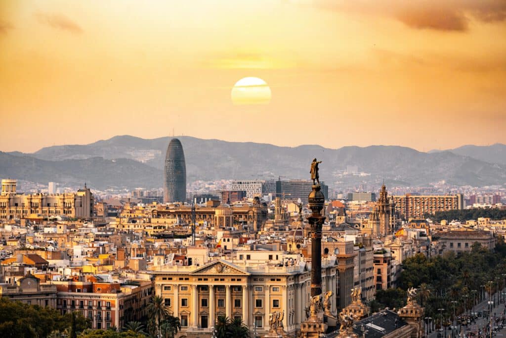 Panoramisch uitzicht op Barcelona bij zonsondergang