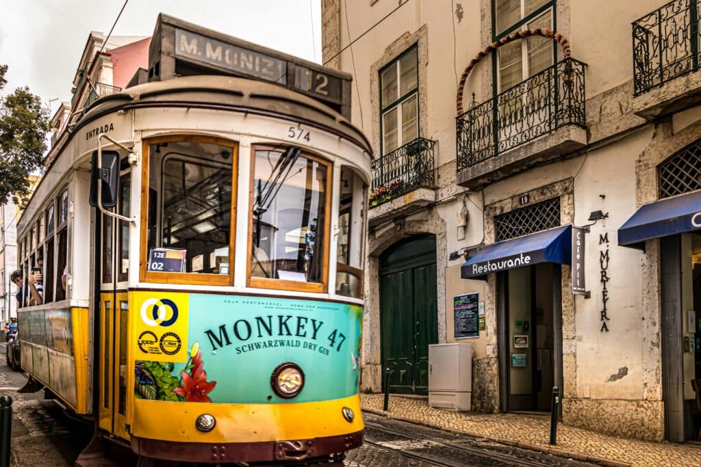 Historische tram in de straten van Lissabon