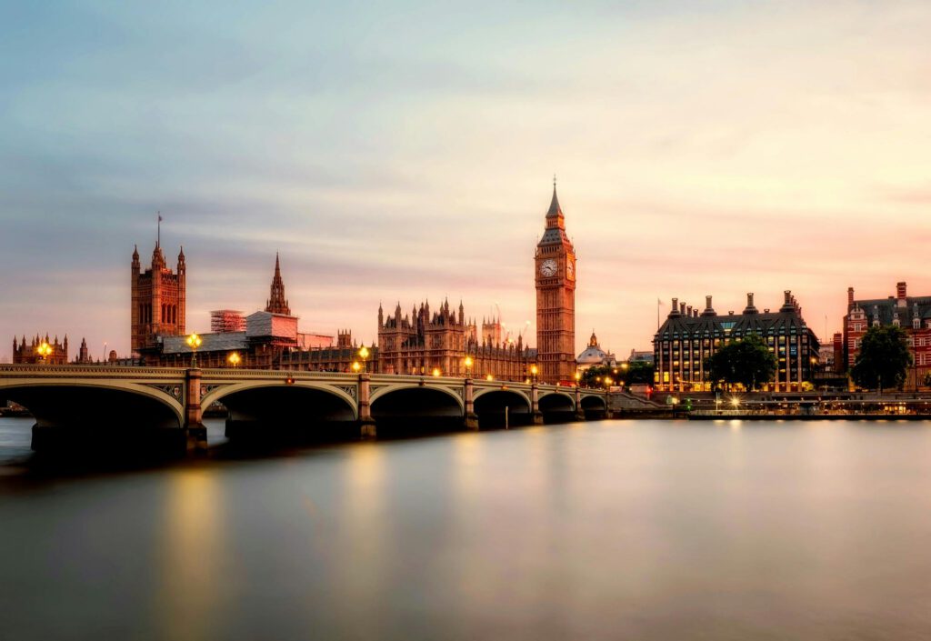 Uitzicht op Big Ben en de Houses of Parliament in Londen bij zonsondergang