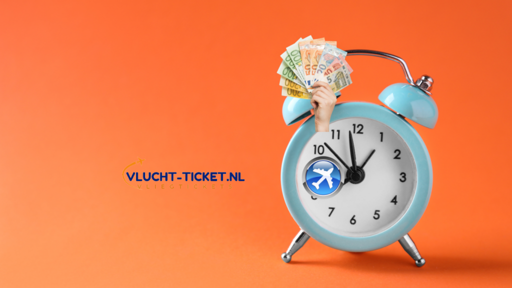 Blauwe wekker met een hand die eurobiljetten vasthoudt, met het Vlucht-Ticket.nl logo op een oranje achtergrond.