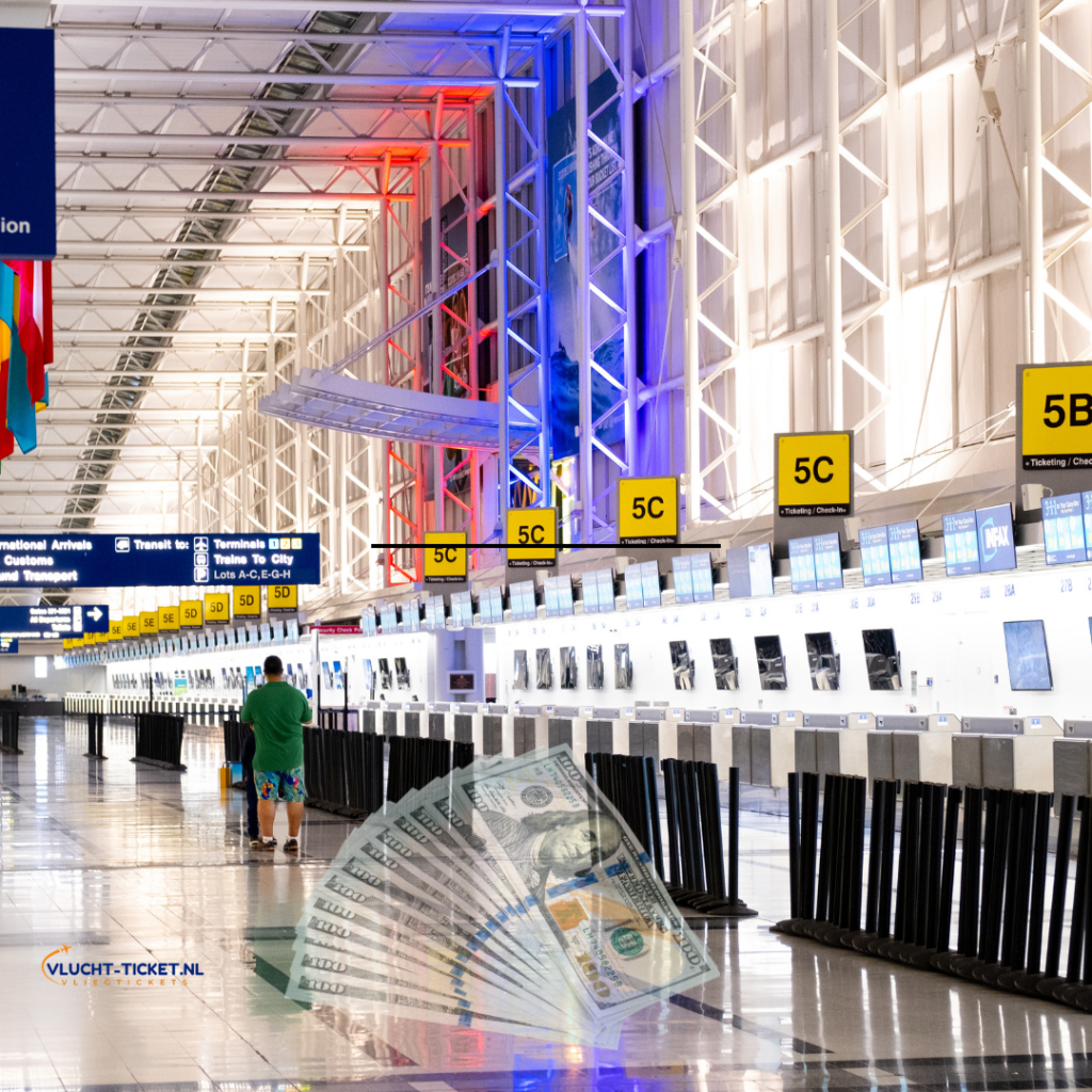 Grote luchthaven met dollars op de voorgrond, symboliseert besparingen op vluchten via grotere luchthavens.