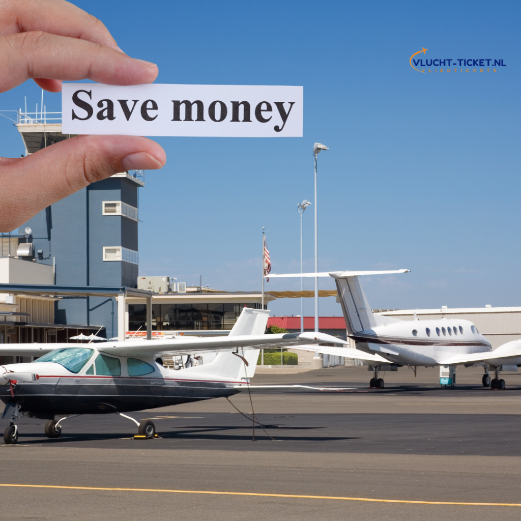 Hand met bordje "Save Money" bij een kleine luchthaven, symboliseert besparen door alternatieve luchthavens.