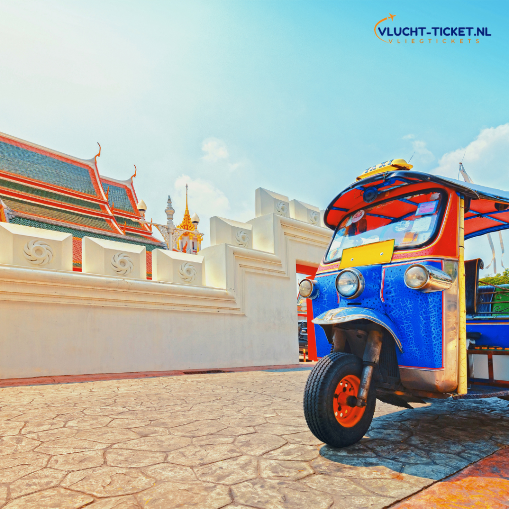 Tuk-tuk voor een tempel in Bangkok tijdens een last minute reis naar Thailand