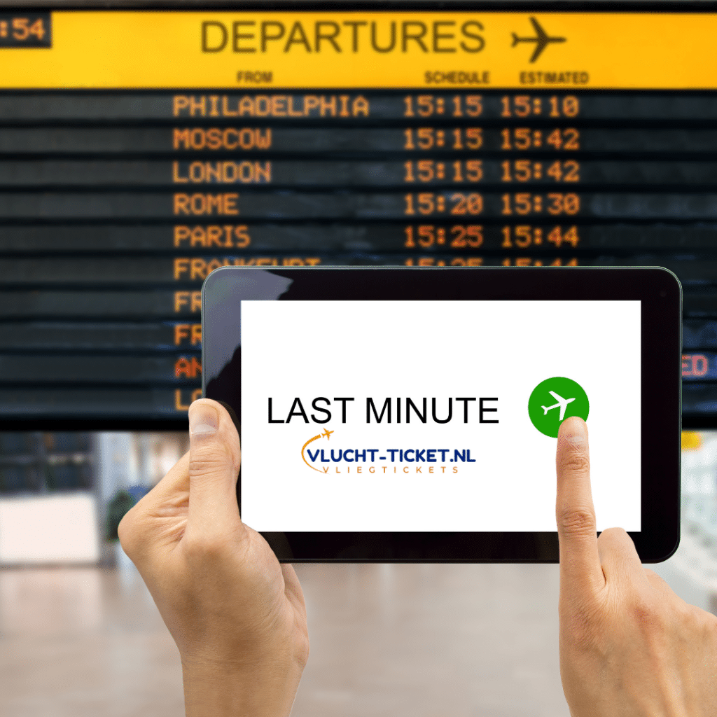 Last minute vluchten op een tablet met een luchthaven vertrektijdenbord op de achtergrond