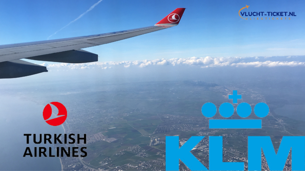 Uitzicht van een vliegtuigvleugel boven de wolken, met logo's van Turkish Airlines en KLM. Logo van Vlucht-Ticket.nl rechtsboven in beeld.