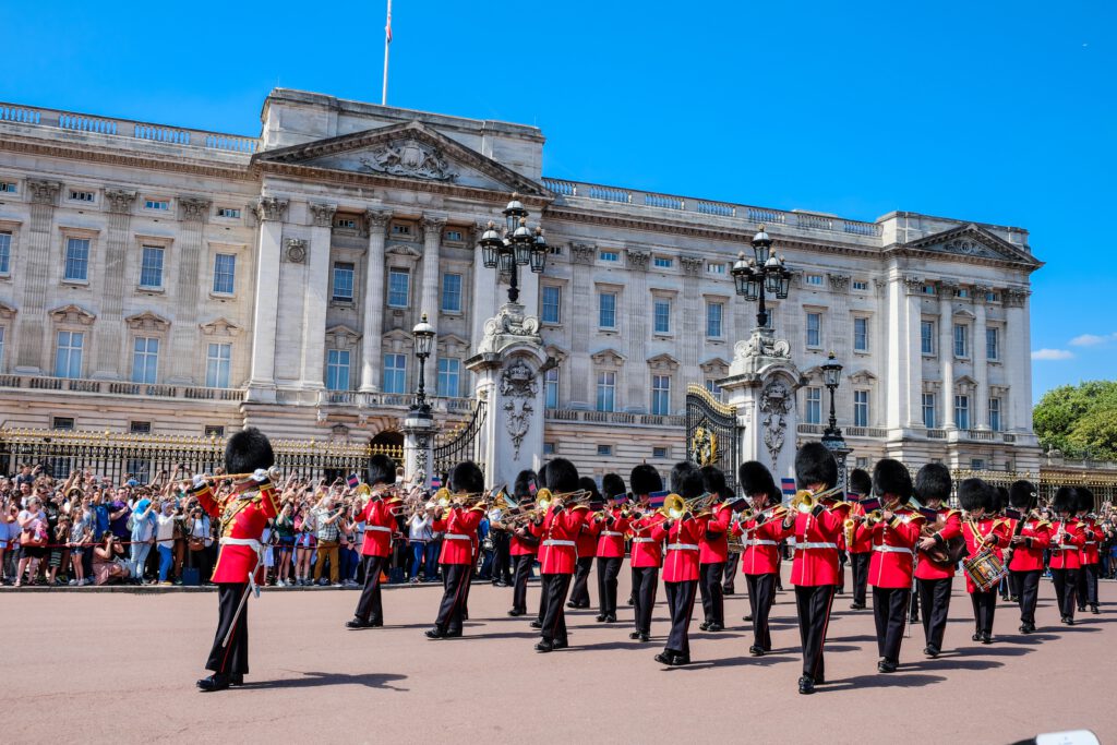 De Britse Koninklijke Garde voert een ceremonie uit bij Buckingham Palace, een iconische bezienswaardigheid in Londen.