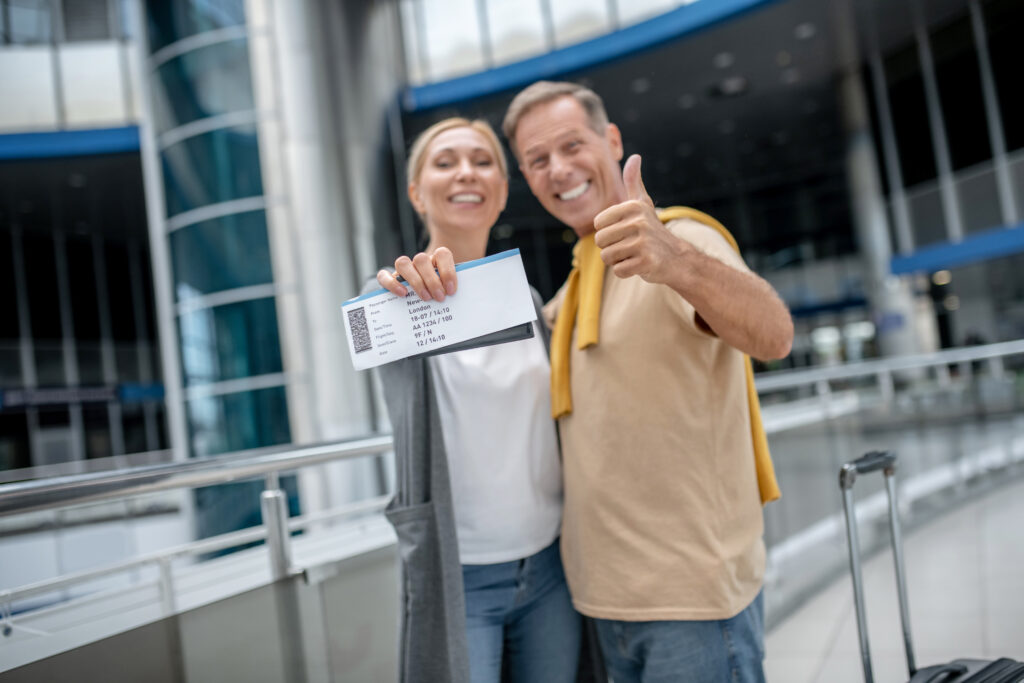 Blij koppel met vliegtickets gekocht via Vlucht-Ticket.nl, tevreden over transparantie en zonder boekingskosten.