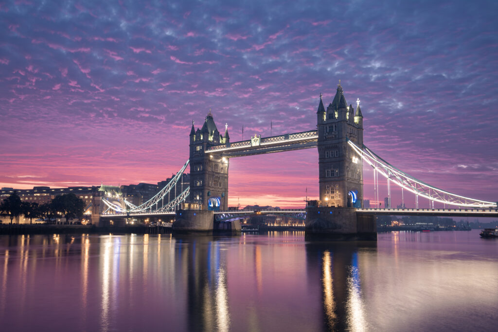 De iconische Tower Bridge in Londen bij zonsopgang, bereikbaar met goedkope vliegtickets vanuit Amsterdam via Vlucht-Ticket.nl.