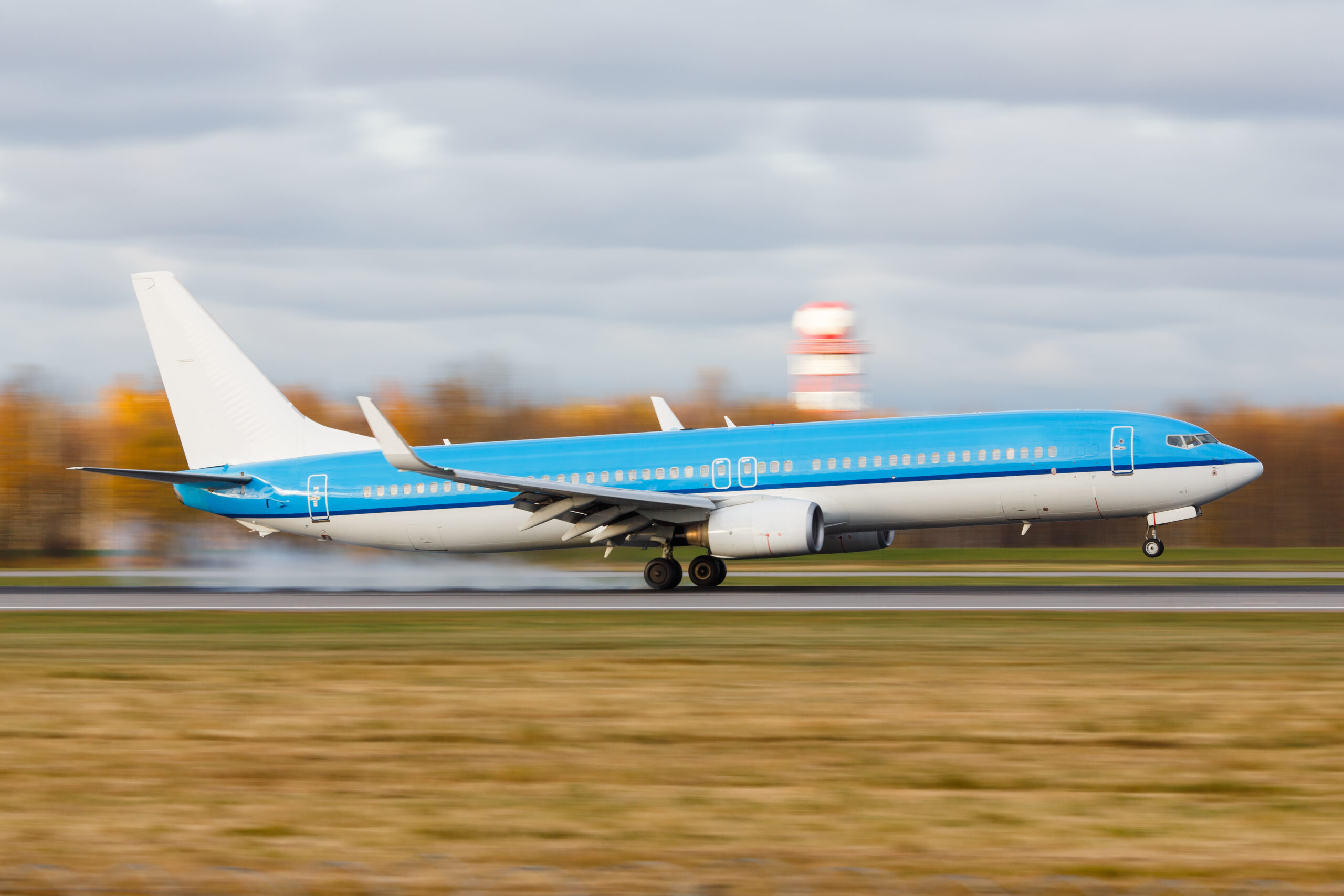 KLM-vliegtuig landt op de landingsbaan, een symbool van betrouwbaarheid en comfort voor vluchten van Amsterdam naar Londen.