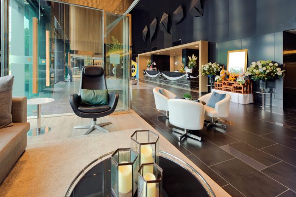 Moderne hotel lobby met luxe meubels en stijlvolle inrichting, beschikbaar via Vlucht-Ticket.nl.