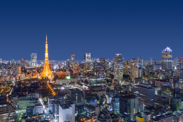 Luchtfoto van de verlichte skyline van Tokyo, Japan, met de iconische Tokyo Tower bij nacht.